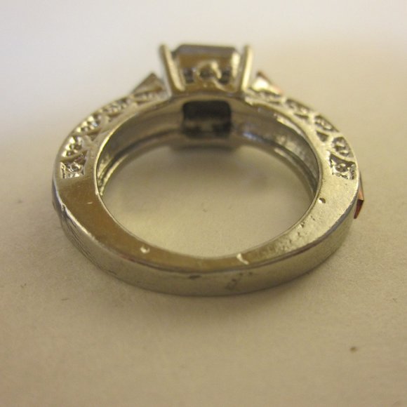 Elegant 18k White Gold Garnet Ruby Ring - Picture 5 of 8